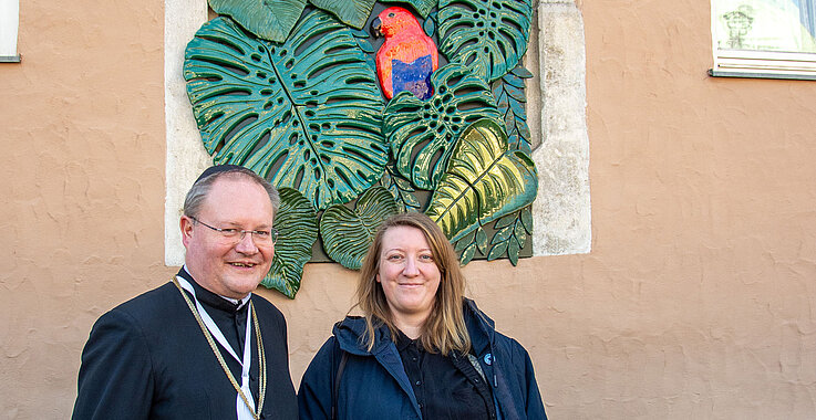 Große Freude  herrscht bei Propst Anton Höslinger (linkes Foto links), dem Initiator des Wettbewerbs Thaddäus Ploner und den Gewinnerinnen und Gewinnern über die gelungenen Neugestaltungen der Blindfenster. 