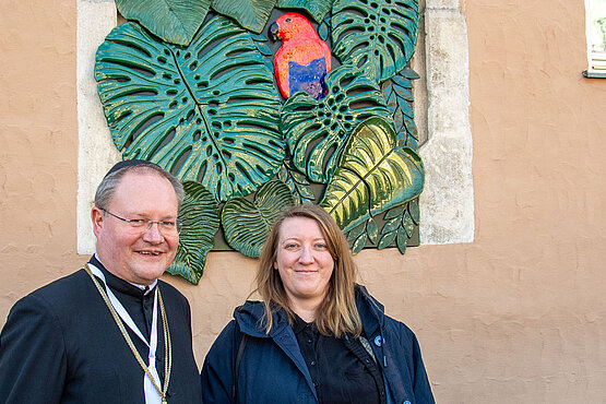 Große Freude  herrscht bei Propst Anton Höslinger (linkes Foto links), dem Initiator des Wettbewerbs Thaddäus Ploner und den Gewinnerinnen und Gewinnern über die gelungenen Neugestaltungen der Blindfenster. 