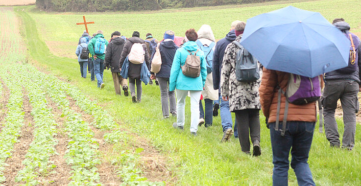 Trotz Nieselregen und Schlamm gingen viele Teilnehmer zur Fuß zur Wallfahrtskirche. 