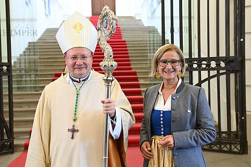 Propst Anton Höslinger bei seiner Benediktion neben NÖ-Landeshauptfrau Johanna Mikl-Leitner (ÖVP). 