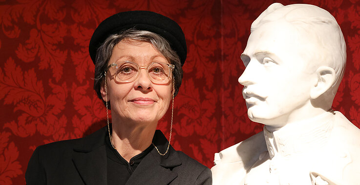 Elisabeth-Joe Harriet als Kaiserin Zita neben der Statue von Kaiser Karl. 