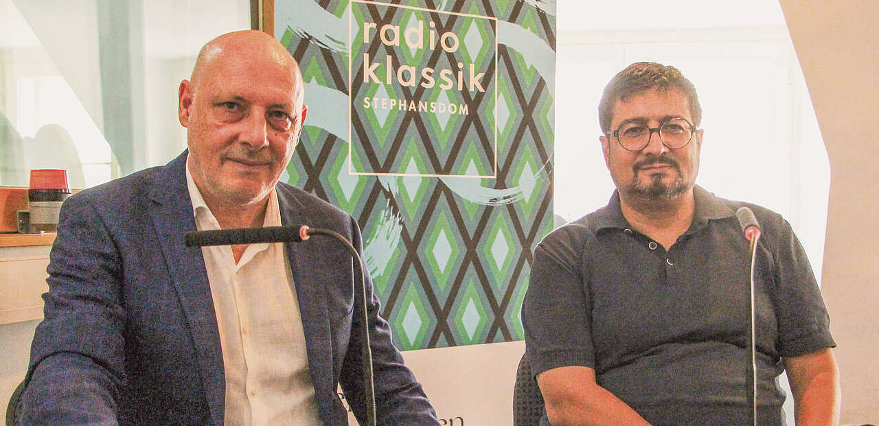 Andreas Pfeifer und Stefan Hauser sitzen nebeneinander im Studio.