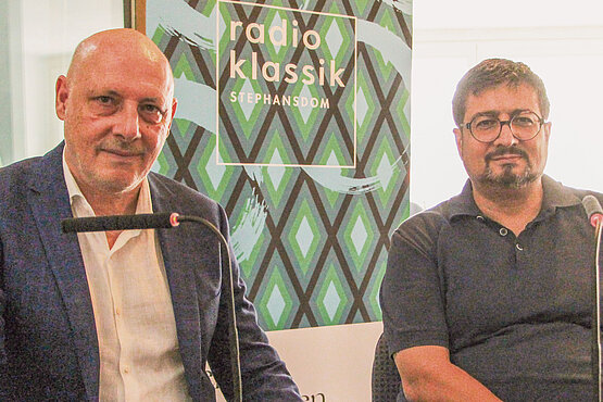 Andreas Pfeifer und Stefan Hauser sitzen nebeneinander im Studio.