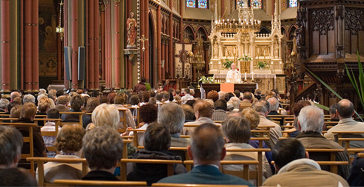 Kirchenbesucher in Kirche bei Gottesdienst