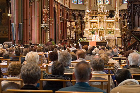 Kirchenbesucher in Kirche bei Gottesdienst