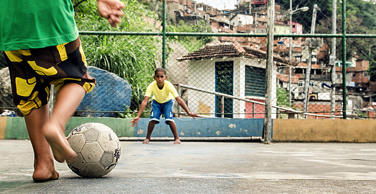 Fußballspielen dient als Chance für viele Kinder. 