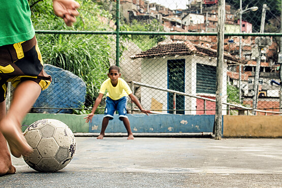 Fußballspielen dient als Chance für viele Kinder. 