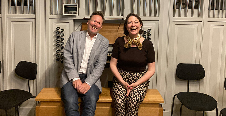 Jürgen Partaj und Sophie Lauringer lachen.