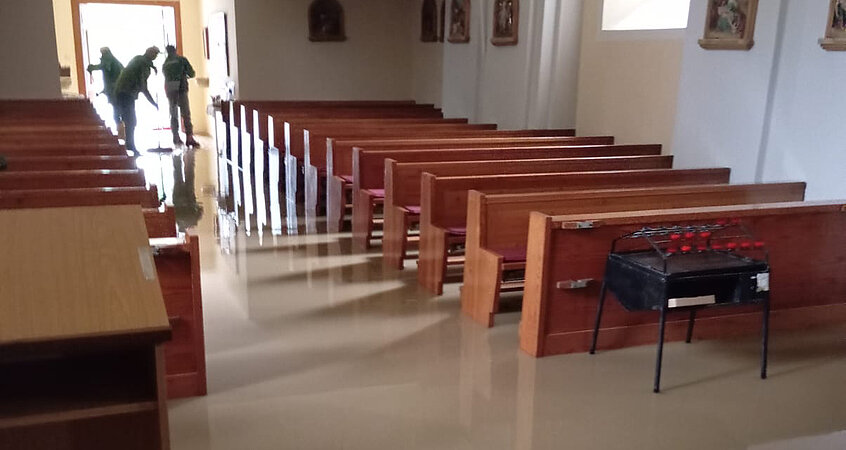 Unter Wasser: die Pfarrkirche von Maisbirbaum im Weinviertel.