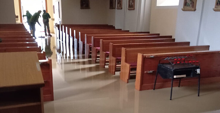 Unter Wasser: die Pfarrkirche von Maisbirbaum im Weinviertel.