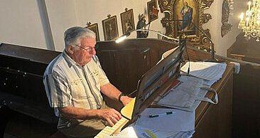 Organist Alois Scherz spielt die Orgel in der Pfarre Haßbach am 1. September 2024 zum letzten Mal zur Messe. 