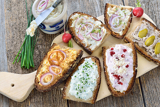 Belegte Brötchen auf einem Brett