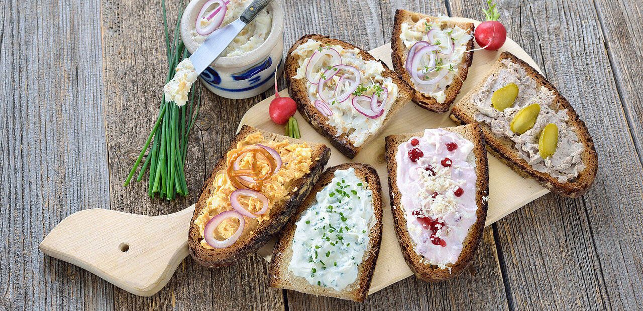 Belegte Brötchen auf einem Brett