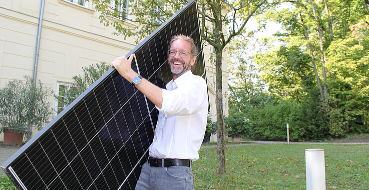 Nachhaltig unterwegs: Direktor Pater Helmut Schumacher mit einem Solarmodul. Das Kardinal König Haus bekam jüngst eine Photovoltaikanlage. 