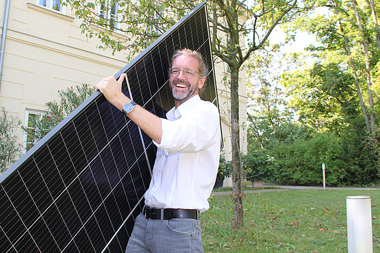 Nachhaltig unterwegs: Direktor Pater Helmut Schumacher mit einem Solarmodul. Das Kardinal König Haus bekam jüngst eine Photovoltaikanlage. 