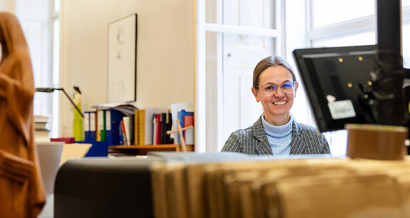 Zu den Aufgaben von Dorothee Bauer gehören die Abwicklung mit der Heute-Redaktion, sowie die Evangeliumsauslegung des Kardinal in der Krone bunt. 