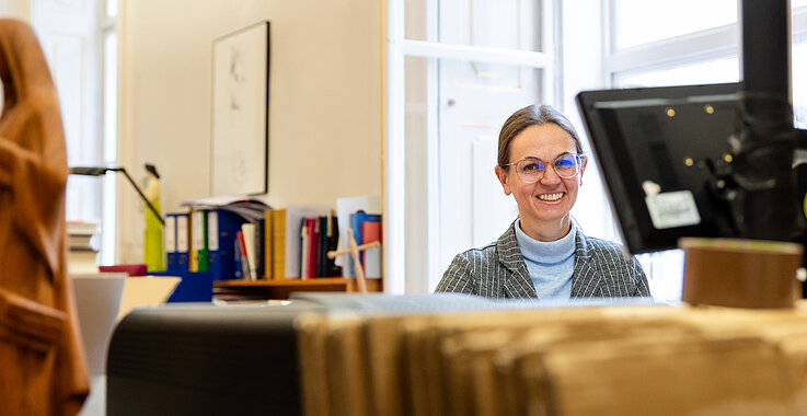 Zu den Aufgaben von Dorothee Bauer gehören die Abwicklung mit der Heute-Redaktion, sowie die Evangeliumsauslegung des Kardinal in der Krone bunt. 