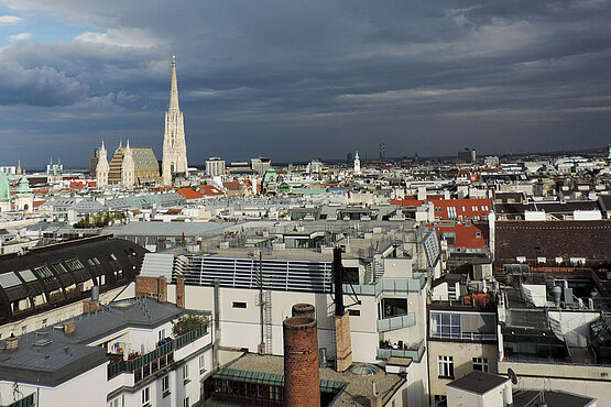 Blick über die Wiener Innenstadt: Neben dem mächtigen Südturm des Stephansdomes finden sich noch viele andere – wenn auch niedrigere – Kirchtürme.