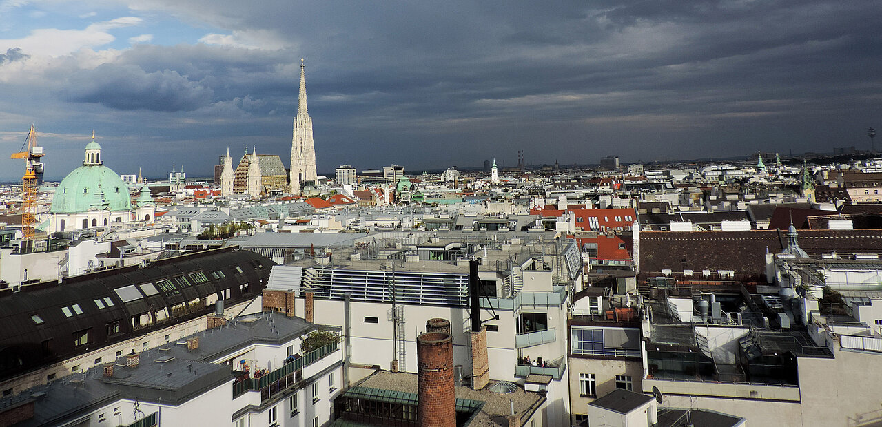 Blick über die Wiener Innenstadt: Neben dem mächtigen Südturm des Stephansdomes finden sich noch viele andere – wenn auch niedrigere – Kirchtürme.