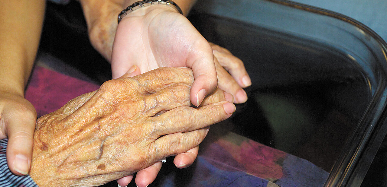 Nein zur Sterbehilfe (Euthanasie): „Menschen sollen an der Hand eines anderen Menschen sterben und nicht durch die Hand eines anderen Menschen“, sagte Kardinal Franz König bereits im Jahr 2004.