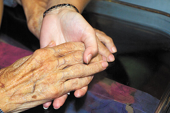 Nein zur Sterbehilfe (Euthanasie): „Menschen sollen an der Hand eines anderen Menschen sterben und nicht durch die Hand eines anderen Menschen“, sagte Kardinal Franz König bereits im Jahr 2004.