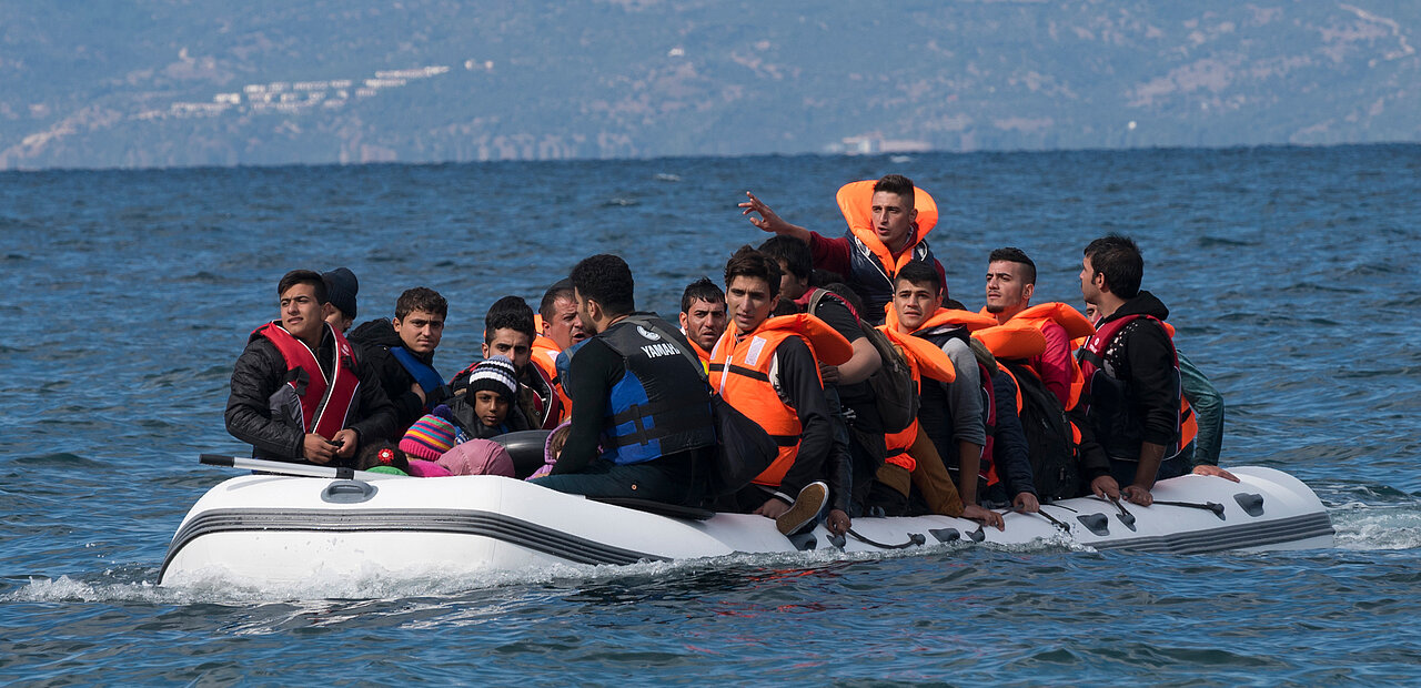 Trauriges Bild: Flüchtlinge im Boot auf der Überfahrt über das Mittelmeer – von der Türkei nach Griechenland.