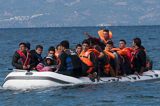 Trauriges Bild: Flüchtlinge im Boot auf der Überfahrt über das Mittelmeer – von der Türkei nach Griechenland.