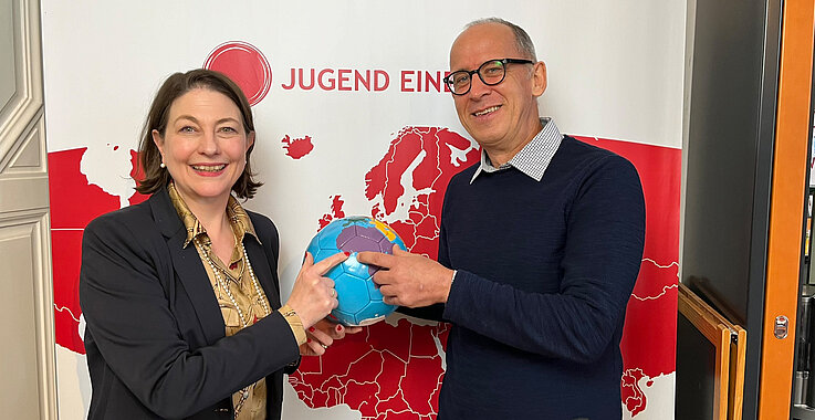 Sophie Lauringer mit Bruder Lothar bei Jugend Eine Welt, auf einem Globus auf Westafrika zeigend.