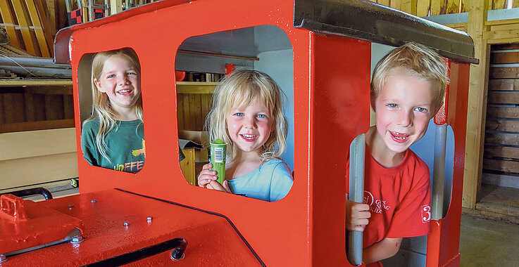 Angelika Linds Kinder in der selbstgebauten Eisenbahn