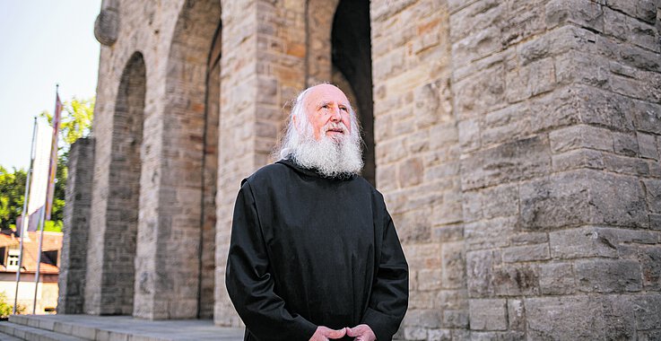 In die Abteikirche des Benediktinerklosters Münsterschwarzach zieht sich Pater Anselm Grün gerne zum Gebet zurück. Er empfiehlt jedem täglich eine kleine Auszeit: „Dann haben wir eine Zeit, in der wir spüren: Ich lebe – und ich lasse mir meine Zeit nicht fremdbestimmen.“