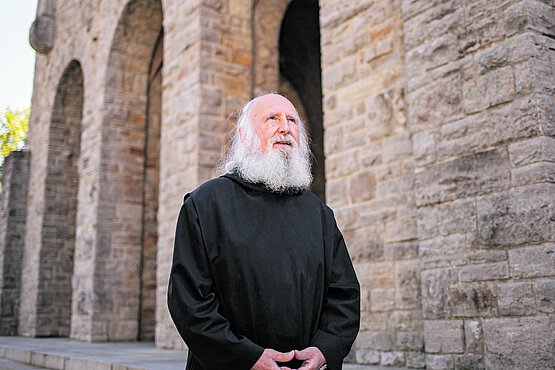 In die Abteikirche des Benediktinerklosters Münsterschwarzach zieht sich Pater Anselm Grün gerne zum Gebet zurück. Er empfiehlt jedem täglich eine kleine Auszeit: „Dann haben wir eine Zeit, in der wir spüren: Ich lebe – und ich lasse mir meine Zeit nicht fremdbestimmen.“