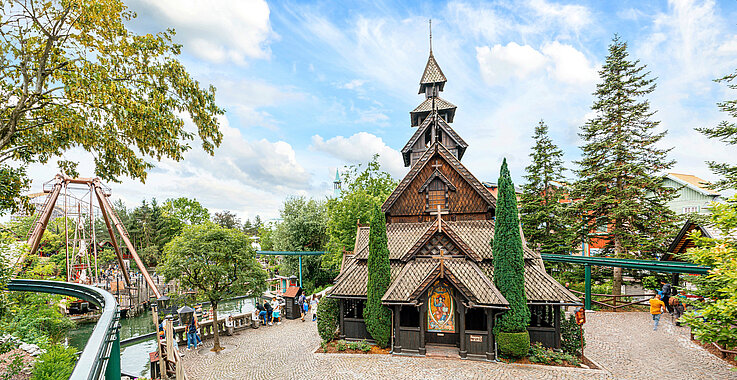 Die norwegische Stabskirche steht mitten im Trubel des Europa-Parks. 