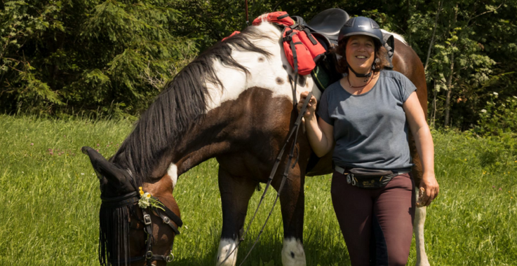 Katrin Brockmöller mit Pferd in Wiese