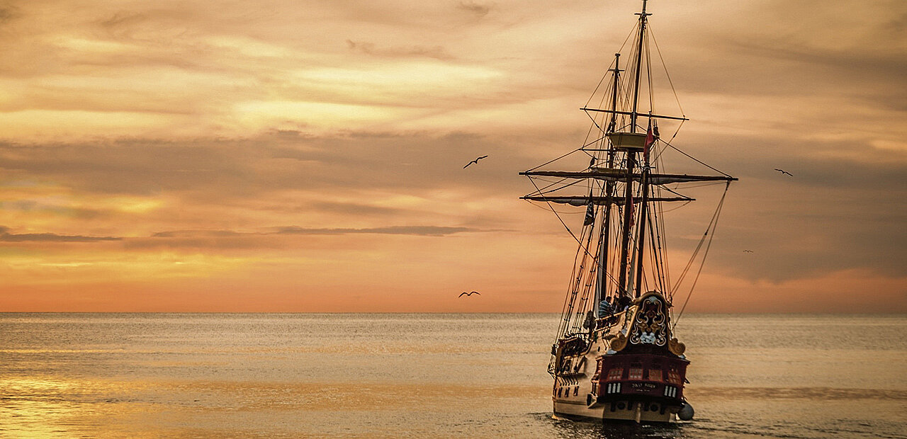Ein altes Segelschiff im Sonnenuntergang