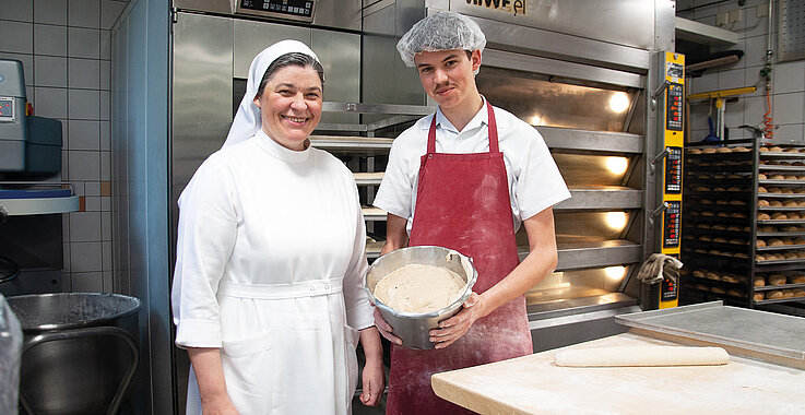 Schwester Johanna Ziebermayr mit Felix Hinterreiter, dem talentierten Bäckerlehrling der Krankenhausküche. Er hat ein bereits prämierters Chiliweckerl entwickelt.