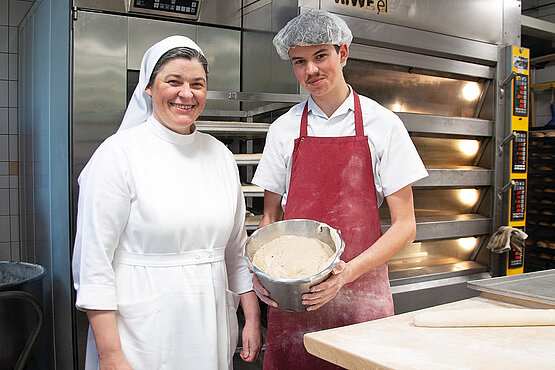 Schwester Johanna Ziebermayr mit Felix Hinterreiter, dem talentierten Bäckerlehrling der Krankenhausküche. Er hat ein bereits prämierters Chiliweckerl entwickelt.