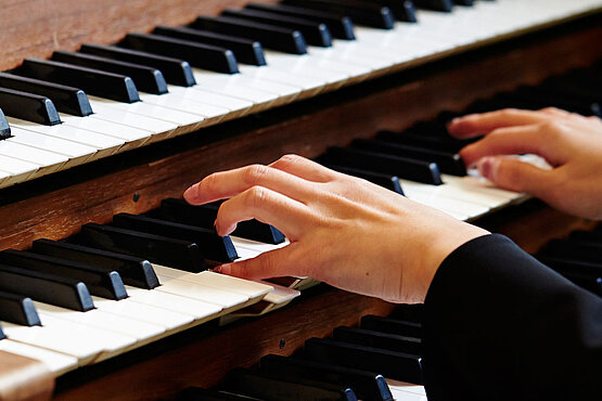 Person spielt Orgel