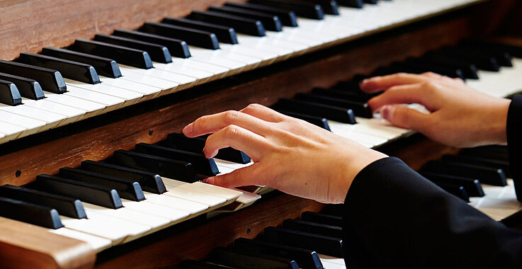 Person spielt Orgel