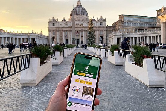 Auf der Jubiläumswebsite und der begleitenden Handy-App "Iubilaeum 2025" kann man sich kostenfrei registrieren und erhält einen Online-Pilgerpass samt QR-Code. 