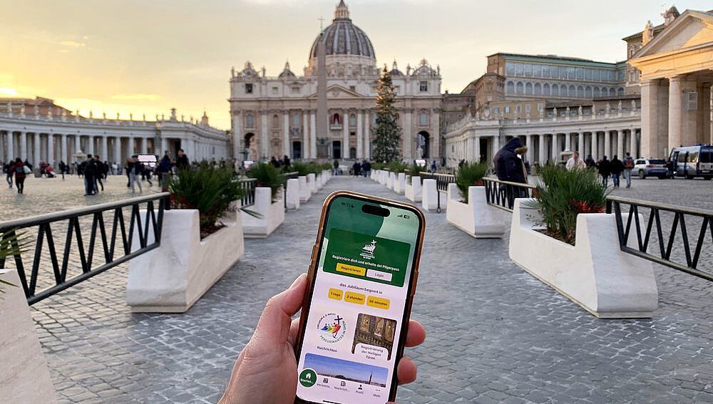Auf der Jubiläumswebsite und der begleitenden Handy-App "Iubilaeum 2025" kann man sich kostenfrei registrieren und erhält einen Online-Pilgerpass samt QR-Code. 