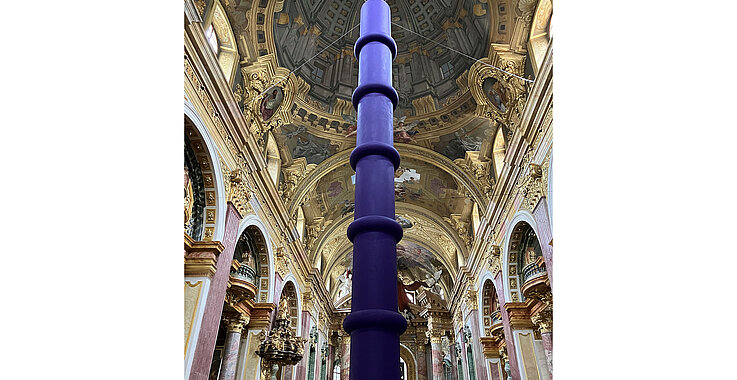 Fremdartig mutet die 41. Säule von Gisela Stiegler in der Jesuitenkirche an. Im 16. und 17. Jahrhundert war die Säule ein Sinnbild für Christus.