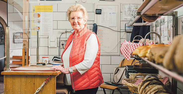 Frisches Brot: Franz Grabmers Ehefrau Frieda verkauft die Köstlich­keiten in der Backstube.