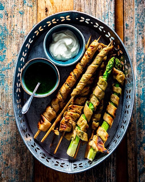 Stockbrot kann man mit Pesto oder Spargel machen. 