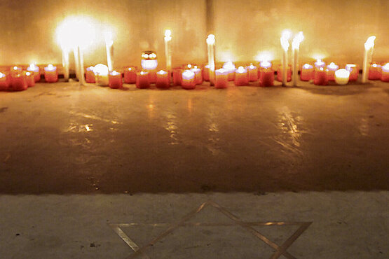 Kerzen beim Mahnmal der Schoa am Wiener Judenplatz