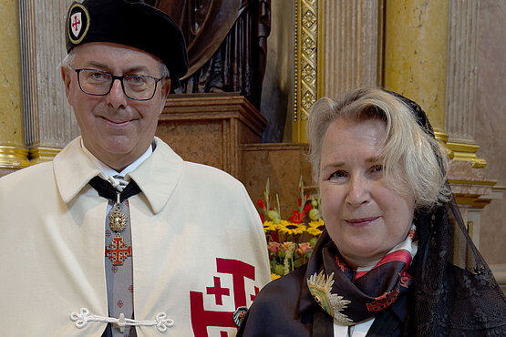 Barbara Schedl und ein Ritter aus dem Orden