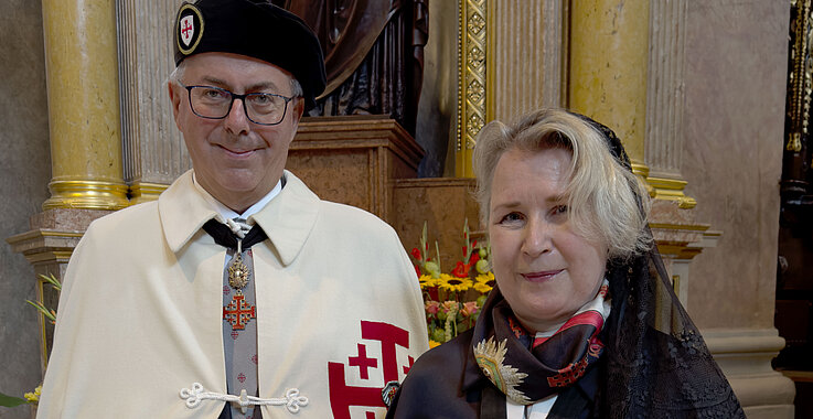 Barbara Schedl und ein Ritter aus dem Orden