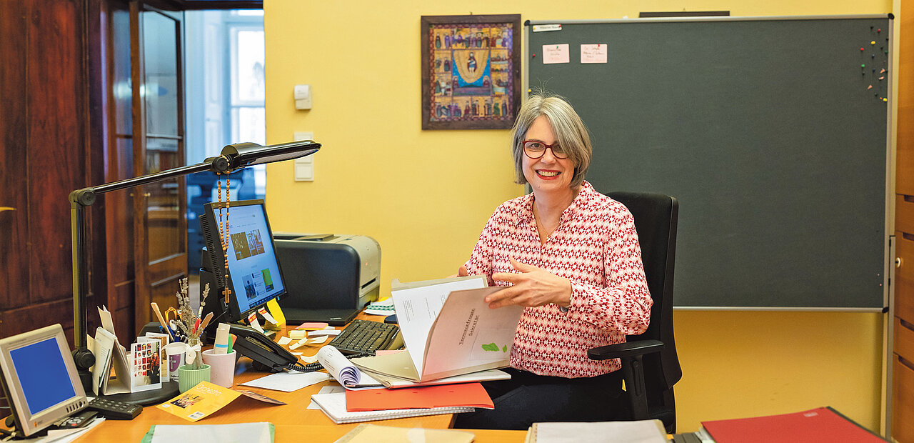 Corinna Turner im Büro von Kardinal Schönborn